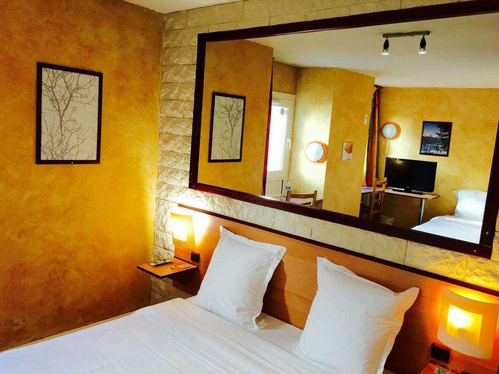 Hotel Bosquet Pau Centre - Self Check In Budget Hotel Room photo