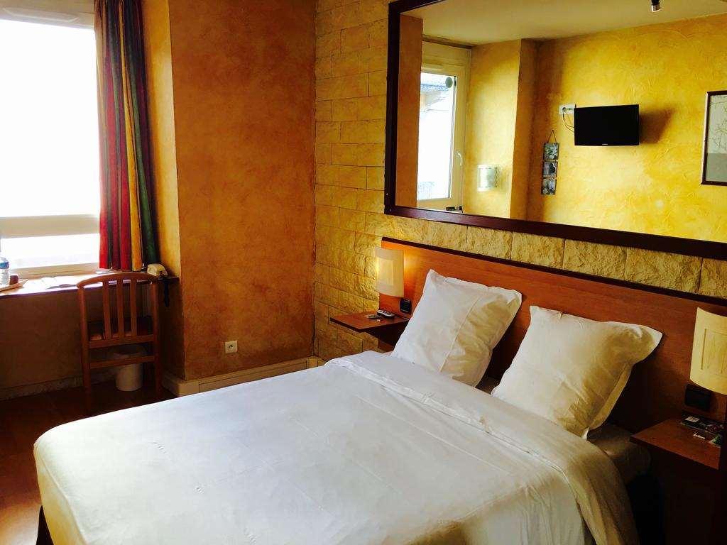 Hotel Bosquet Pau Centre - Self Check In Budget Hotel Room photo