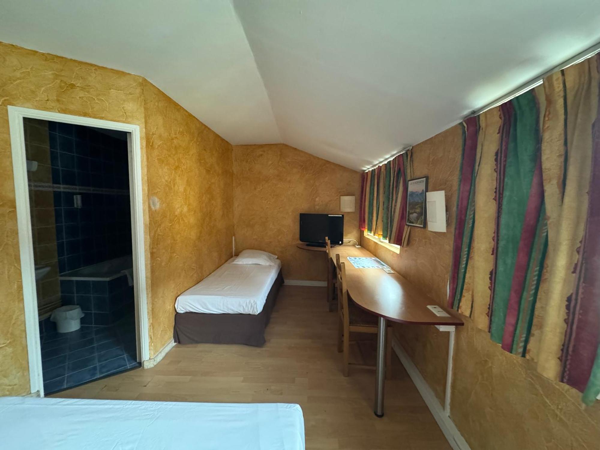 Hotel Bosquet Pau Centre - Self Check In Budget Hotel Exterior photo