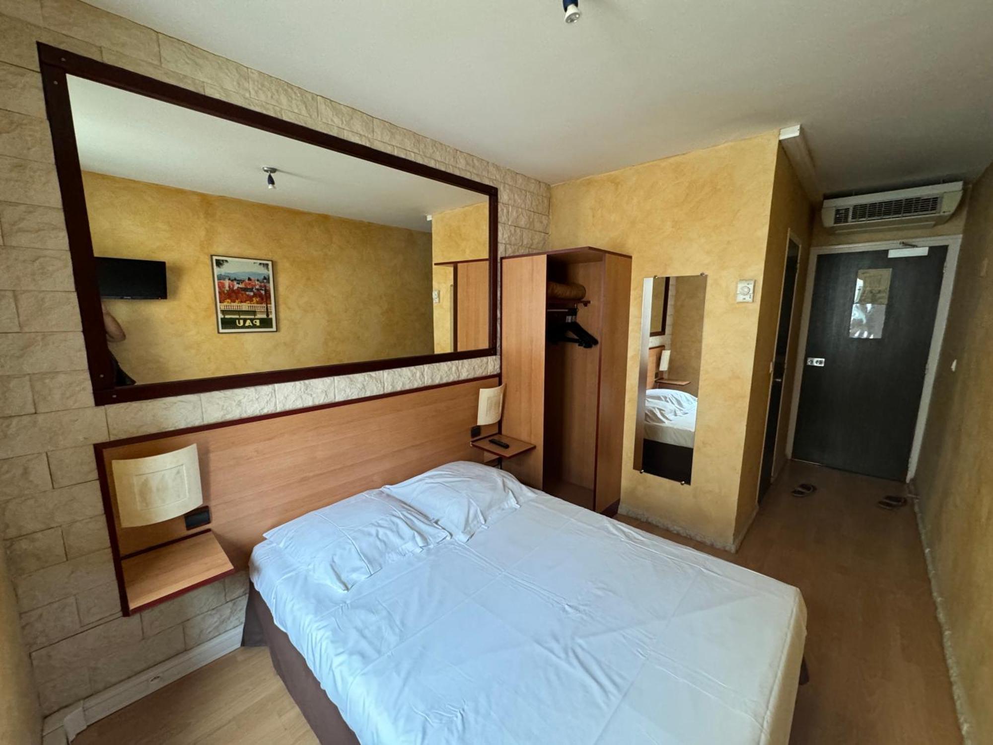 Hotel Bosquet Pau Centre - Self Check In Budget Hotel Exterior photo
