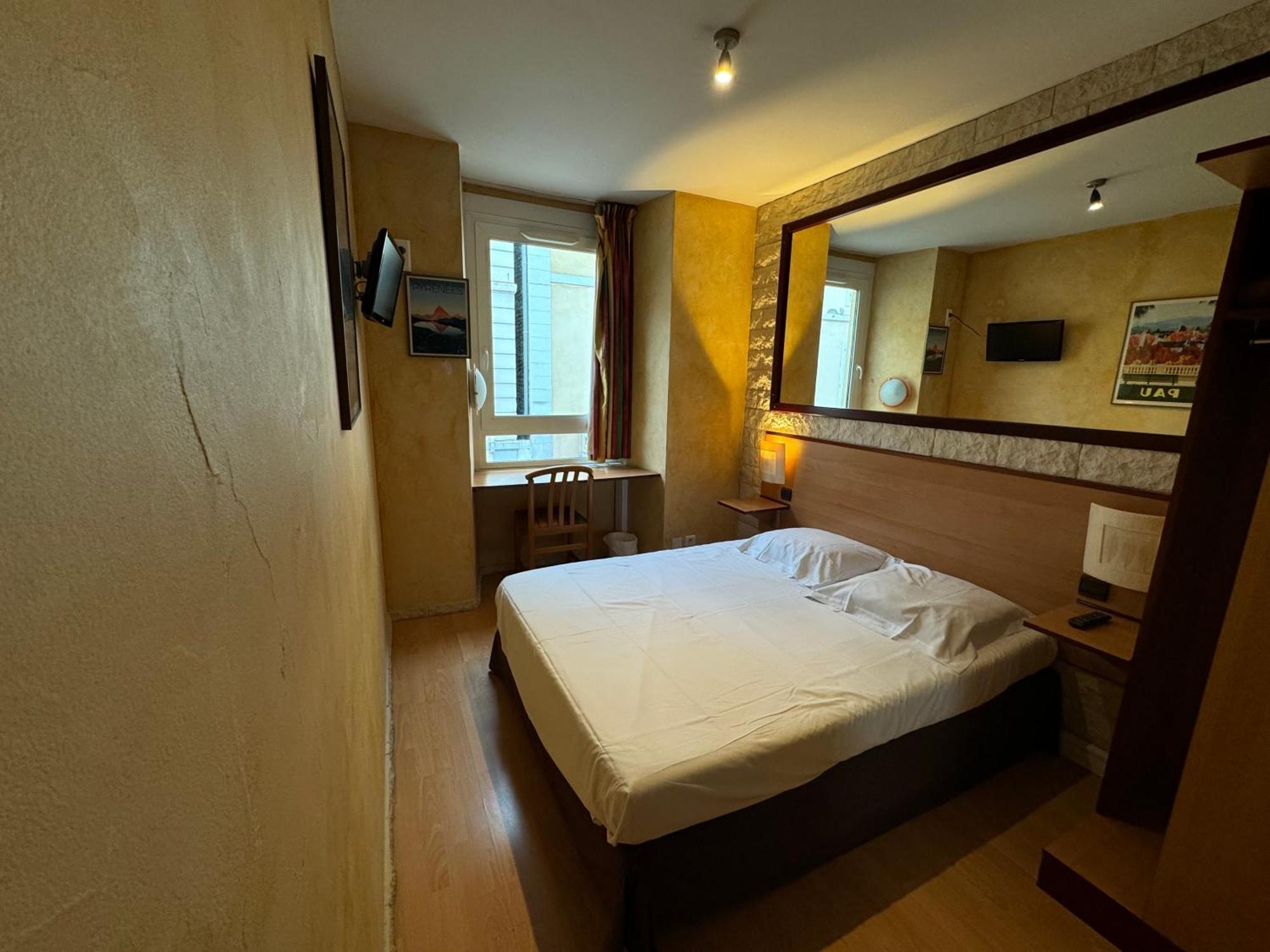 Hotel Bosquet Pau Centre - Self Check In Budget Hotel Exterior photo