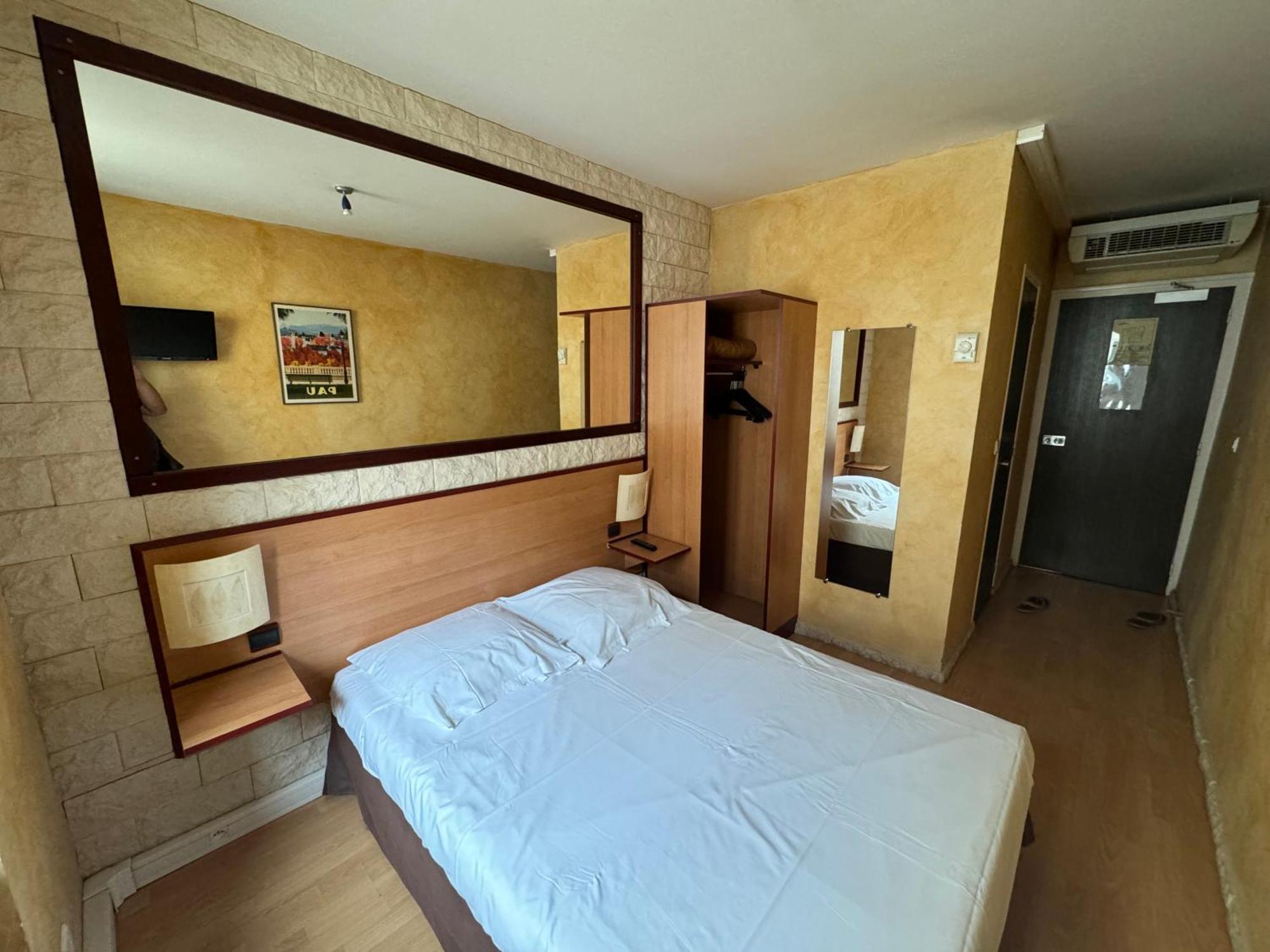 Hotel Bosquet Pau Centre - Self Check In Budget Hotel Exterior photo