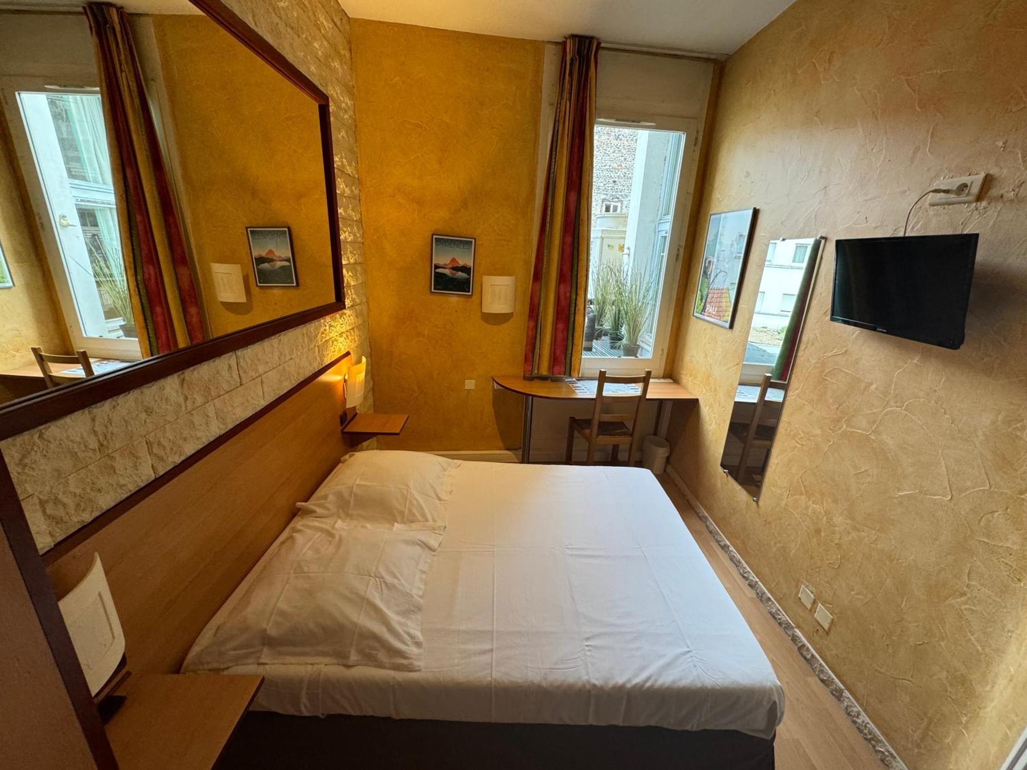 Hotel Bosquet Pau Centre - Self Check In Budget Hotel Exterior photo
