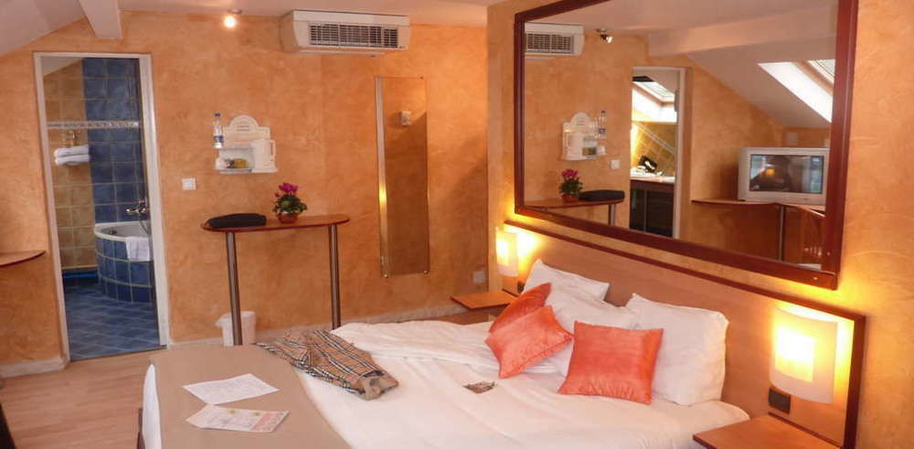 Hotel Bosquet Pau Centre - Self Check In Budget Hotel Room photo