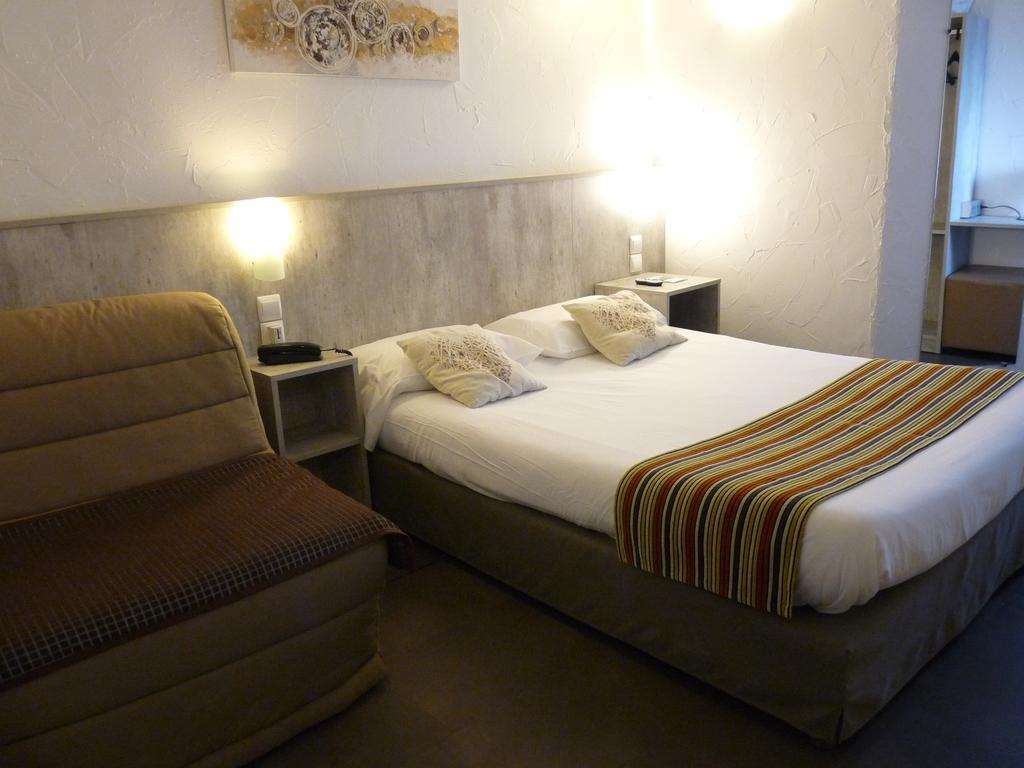 Hotel Bosquet Pau Centre - Self Check In Budget Hotel Room photo